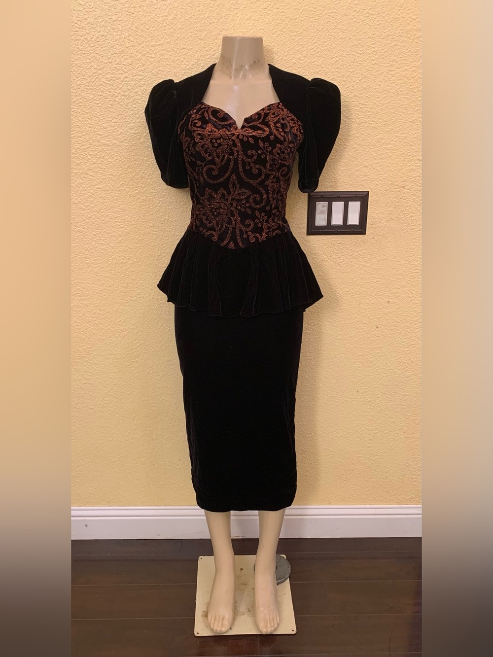 VTG Scott McClintock Size 6 Black Velvet Floral Pattern Bodie Knee Length Dress